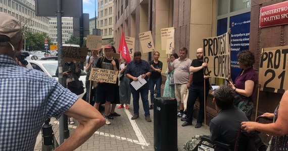 "Walczymy o godne życie" - takie hasła można było usłyszeć przed budynkiem Ministerstwa Rodziny i Polityki Społecznej w Warszawie. Protestowali tam opiekunowie osób dorosłych z niepełnosprawnościami, którzy domagali się zmian w ustawie zapewniających dodatkowe świadczenie wspierające.