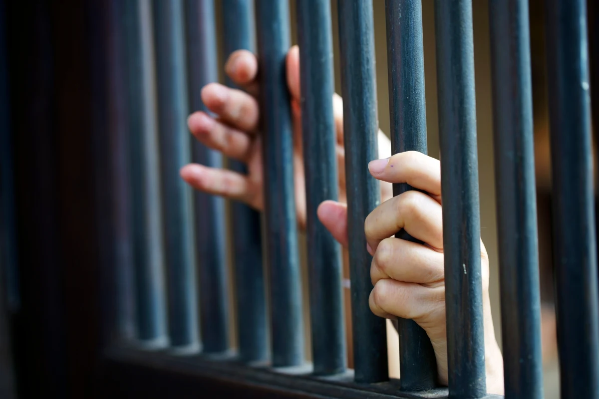 Przedłużono areszt dla 47-latki, która w kwietniu tego roku zamordowała swoje dwie córki i próbowała odebrać sobie życie. Kobieta ma być umieszczona w zamkniętym ośrodku na obserwacji.