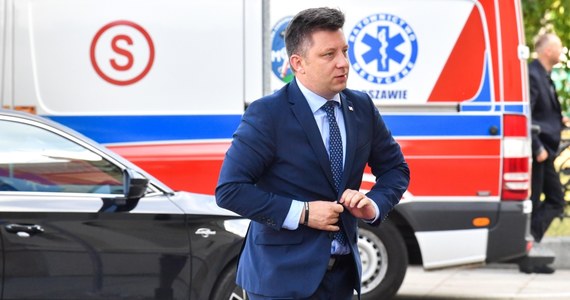 Michał Dworczyk zapowiedział, że zrezygnuje z jazdy samochodem służbowym. To pokłosie zajścia z 10 lipca, kiedy minister spieszył się na obchody miesięcznicy smoleńskiej. Spieszył się tak bardzo, że kierowca wiozący go limuzyną włączył niebieską sygnalizację świetlną. „Zrezygnuje, ponieważ w październiku pożegnamy ten rząd i już nikomu nie będzie przysługiwała limuzyna” – powiedział w rozmowie z dziennikarzami szef klubu KO Borys Budka. „Złapano go raz, a pewnie nie złapano go 100 razy wcześniej” – mówił z kolei poseł Lewicy Krzysztof Śmiszek.