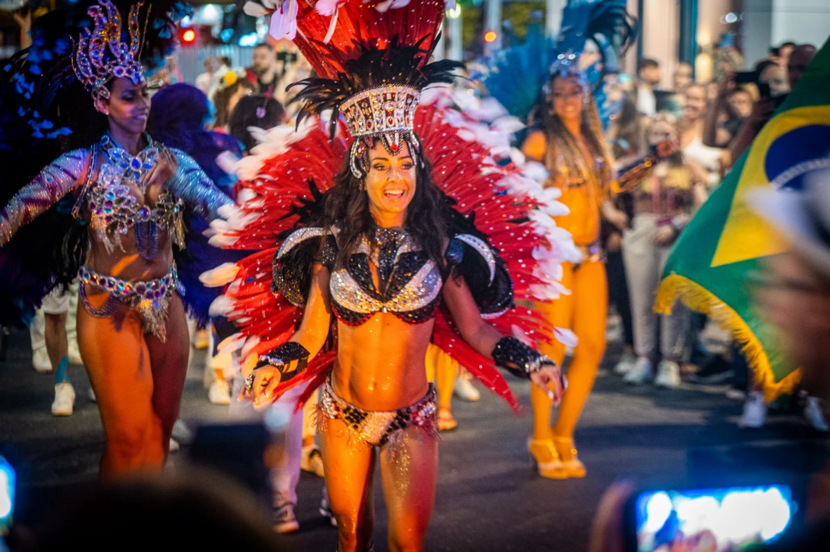 Brazylijska pogoda już jest, więc teraz pora na brazylijskich tancerzy i artystów, a będzie ich niemal 120 osób. Łódź na tydzień przed kulminacyjnym momentem 600. urodzin będzie miała karnawał niczym w Rio de Janeiro. Sambodromem stanie się ulica Piotrkowska.