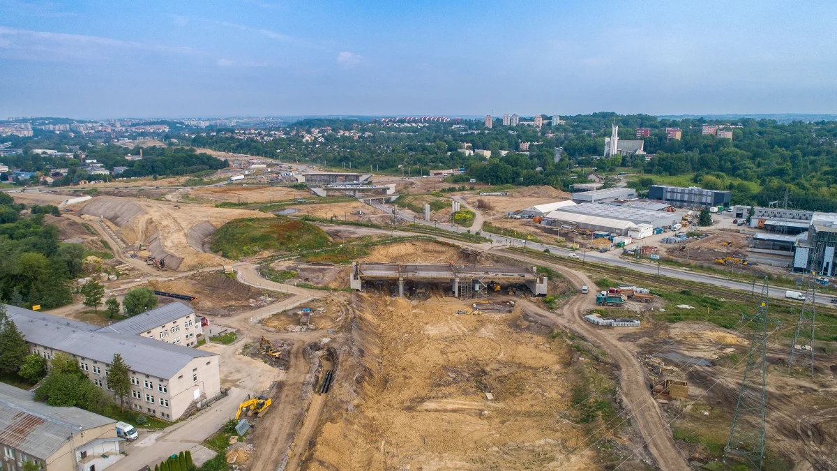 W związku z budową węzła Widoma - Nowa Huta na drodze ekspresowej S7 mieszkańców Krakowa czekają kolejne zmiany. Od soboty (15 lipca) tramwaje nie będą kursować od przystanku Elektromontaż do pętli Wzgórza Krzesławickie.

