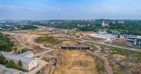 W związku z budową węzła Widoma - Nowa Huta na drodze ekspresowej S7 mieszkańców Krakowa czekają kolejne zmiany. Od soboty (15 lipca) tramwaje nie będą kursować od przystanku Elektromontaż do pętli Wzgórza Krzesławickie.

