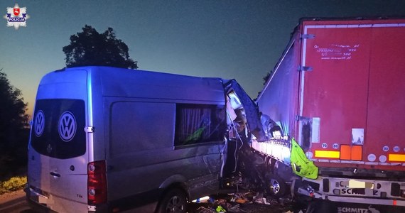 Zarzut nieumyślnego spowodowania katastrofy w ruchu lądowym usłyszał 44-letni Ukrainiec, który w nocy z soboty na niedzielę uderzył busem w tył ciężarówki zaparkowanej na poboczu drogi krajowej nr 12 w Tytusinie. W wypadku zginęła jedna osoba, a 2 zostały ranne. 