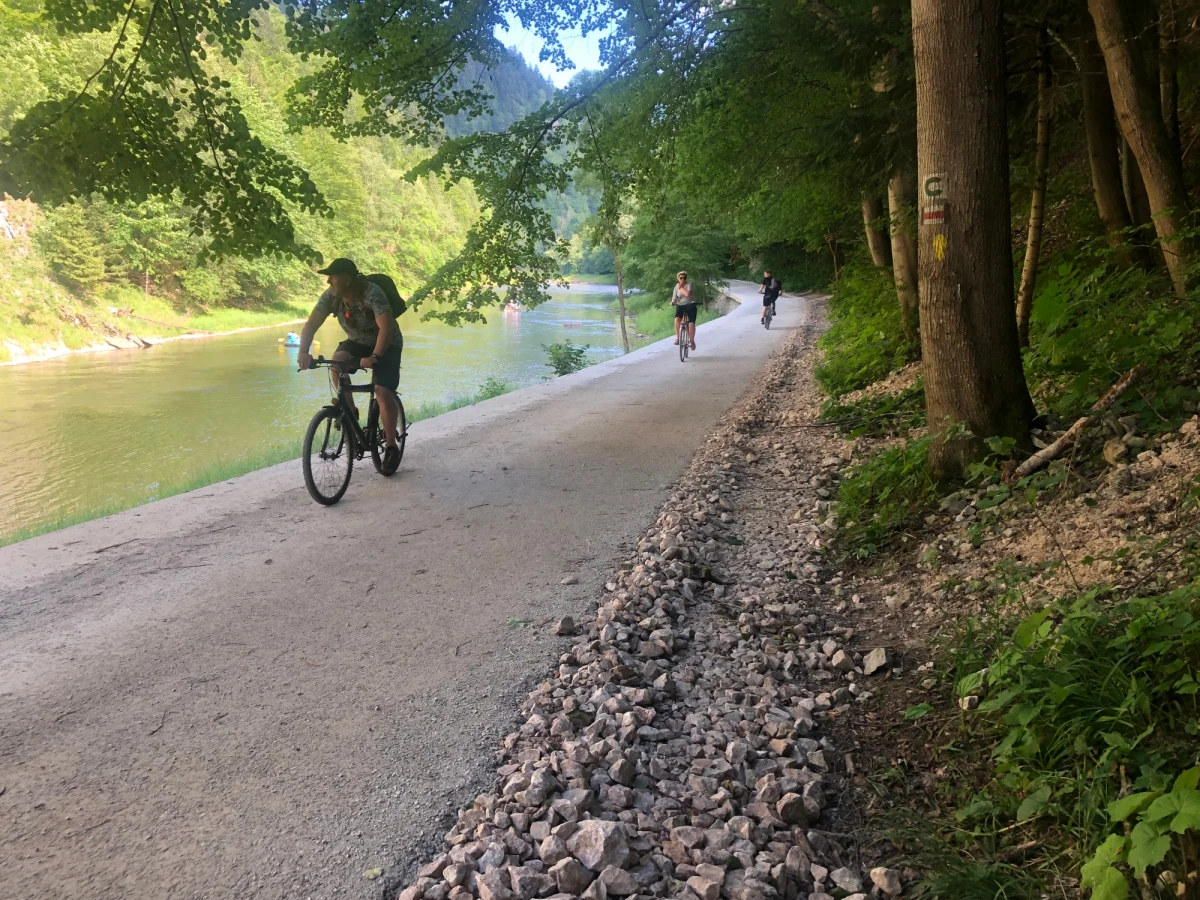 Miłośnicy rowerów i pieszych wycieczek znów mogą jeździć i wędrować wzdłuż przełomu Dunajca w Pieninach. Wczoraj, po remoncie, Słowacy otworzyli bardzo popularną wśród polskich turystów, tak zwaną Drogę Pienińską, którą można dostać się ze Szczawnicy do Czerwonego Klasztoru na Słowacji. Droga już nie jest kamienista i błotnista, bo ma betonową nawierzchnię i umocnienia od strony rzeki.