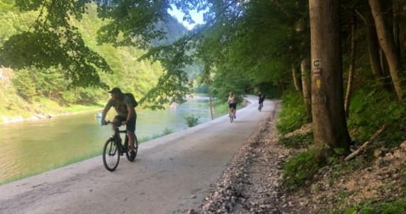 Miłośnicy rowerów i pieszych wycieczek znów mogą jeździć i wędrować wzdłuż przełomu Dunajca w Pieninach. Wczoraj, po remoncie, Słowacy otworzyli bardzo popularną wśród polskich turystów, tak zwaną Drogę Pienińską, którą można dostać się ze Szczawnicy do Czerwonego Klasztoru na Słowacji. Droga już nie jest kamienista i błotnista, bo ma betonową nawierzchnię i umocnienia od strony rzeki.
