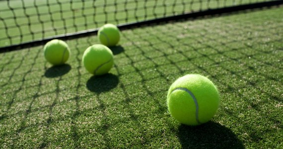 Rozstawieni z numerem czwartym Jan Zieliński i Hugo Nys z Monako odpadli w 1/8 finału debla wielkoszlemowego turnieju tenisowego na trawiastych kortach Wimbledonu. We wtorek przegrali z Brytyjczykiem Jamie Murrayem i Nowozelandczykiem Michaelem Venusem (nr 13.) 4:6, 3:6.