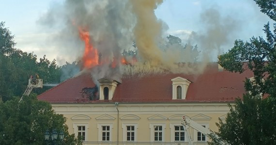 W środę o godzinie 4 rano zakończyło się gaszenie pożaru barokowego pałacu w podpoznańskim Konarzewie. Spalił się dach budynku. Na miejscu pracowało ponad 30 strażackich jednostek. Informację o tym zdarzeniu dostaliśmy na Gorącą Linię RMF FM. 