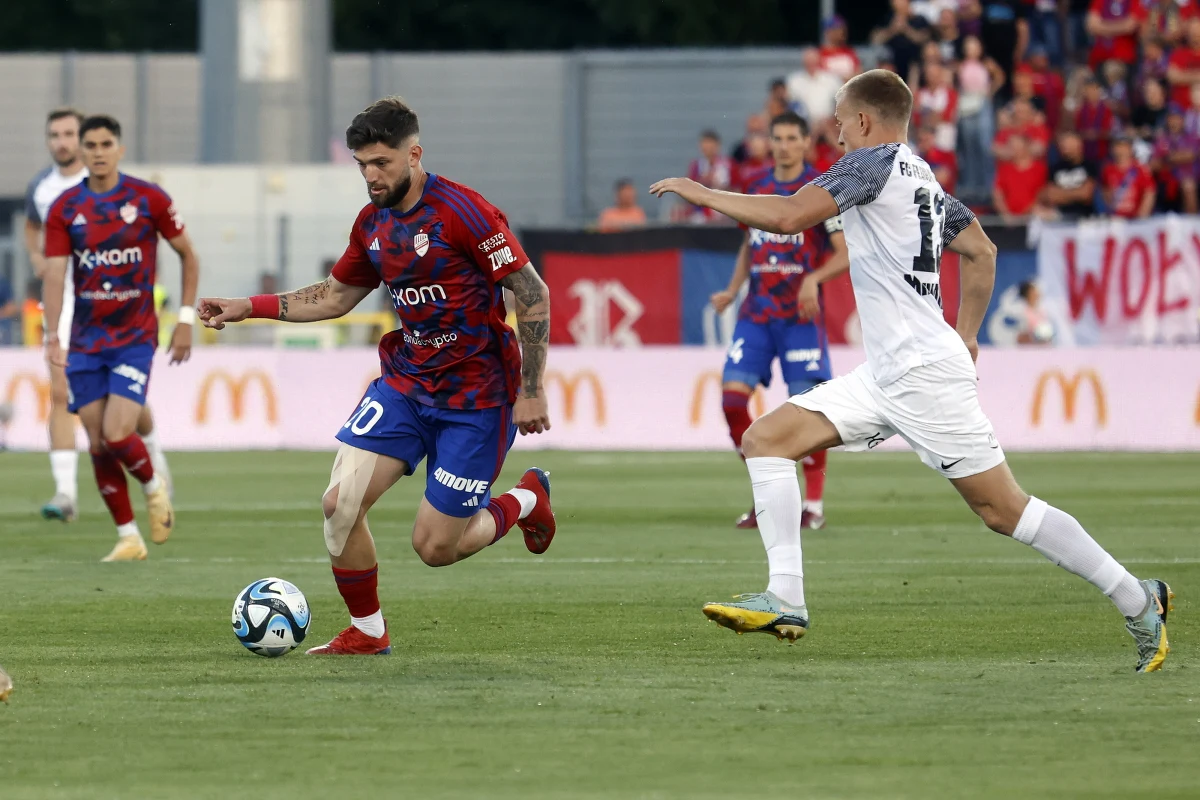 Raków Częstochowa pokonał w pierwszym meczu 1. rundy eliminacji Ligi Mistrzów estońską Florę Tallinn 1:0. Jedyną bramkę dla podopiecznych Dawida Szwargi zdobył w 55. minucie Ukrainiec Władysław Koczerhin.  Rewanż w stolicy Estonii 18 lipca.