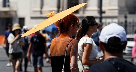 We Włoszech nasilają się dotkliwe upały. W środę najwyższy stopień alarmu z powodu temperatur sięgających 37-39 st. C. ministerstwo zdrowia wprowadziło w ośmiu miastach, w tym w Rzymie, Florencji i w Turynie. W czwartek alert ten obowiązywać będzie w 10 miastach. Ekstremalne temperatury mogą być groźne także dla osób zdrowych - ostrzegają lekarze.