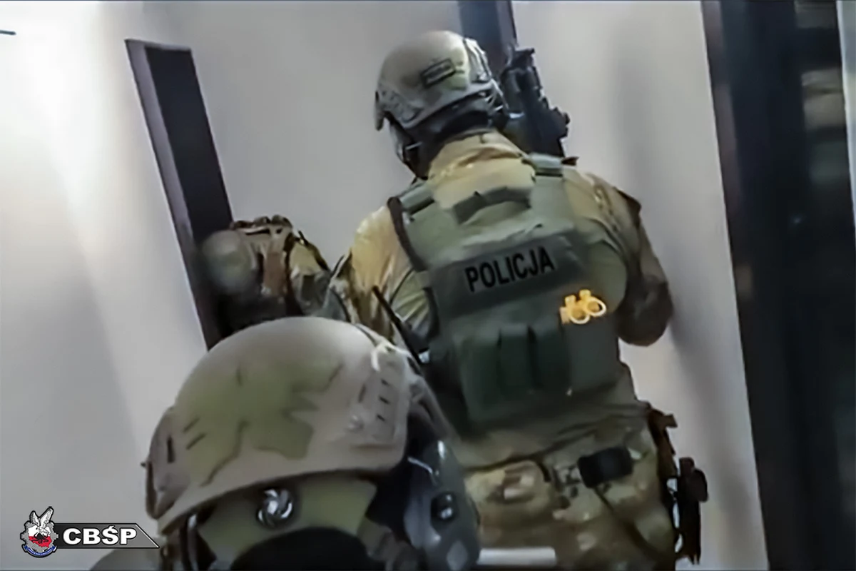 Policjanci CBŚP we współpracy z podlaską strażą graniczną rozbili grupę zajmującą się przemytem imigrantów z granicy Polski z Białorusią do granicy z Niemcami. Do sprawy zatrzymano dziewięć osób, jedną doprowadzono do warszawskiej prokuratury z zakładu karnego. Według śledczych grupa przemyciła co najmniej 200 cudzoziemców. Każdy z nich musiał zapłacić przemytnikom ok. 5 tys. euro.