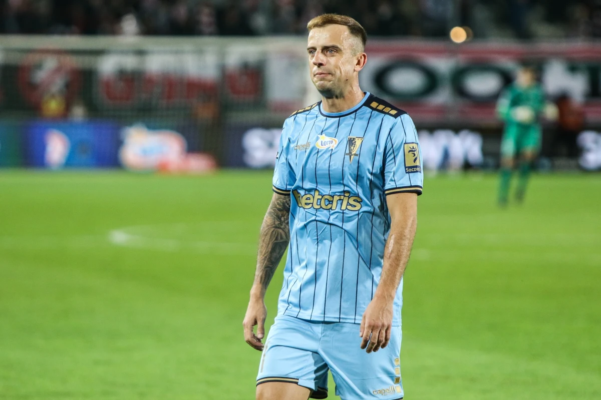 Kamil Grosicki podpisał nowy kontrakt z Pogonią Szczecin. Klub poinformował, że nowa umowa skrzydłowego będzie obowiązywać do końca czerwca 2026 roku.