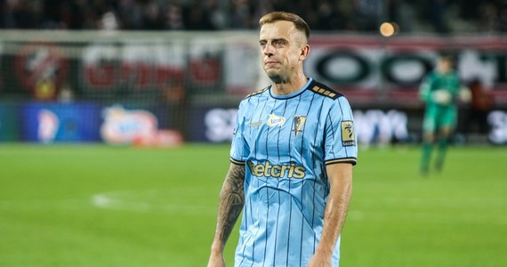 Kamil Grosicki podpisał nowy kontrakt z Pogonią Szczecin. Klub poinformował, że nowa umowa skrzydłowego będzie obowiązywać do końca czerwca 2026 roku.