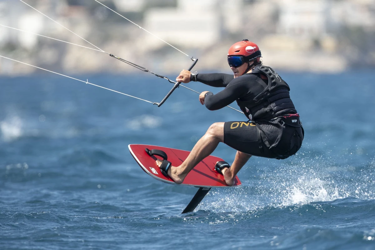 Polscy żeglarze jak na razie – poza jednym wyjątkiem - nie odgrywają pierwszoplanowej roli w regatach Paris 2024 Test Event. Oficjalny przedolimpijski test odbywa się na akwenie igrzysk w Marsylii. Najlepiej z Polaków spisuje się Maks Żakowski, który w klasie Formula Kite plasuje się na 5. miejscu i po trzech dniach ścigania liczy się w walce o medale. 