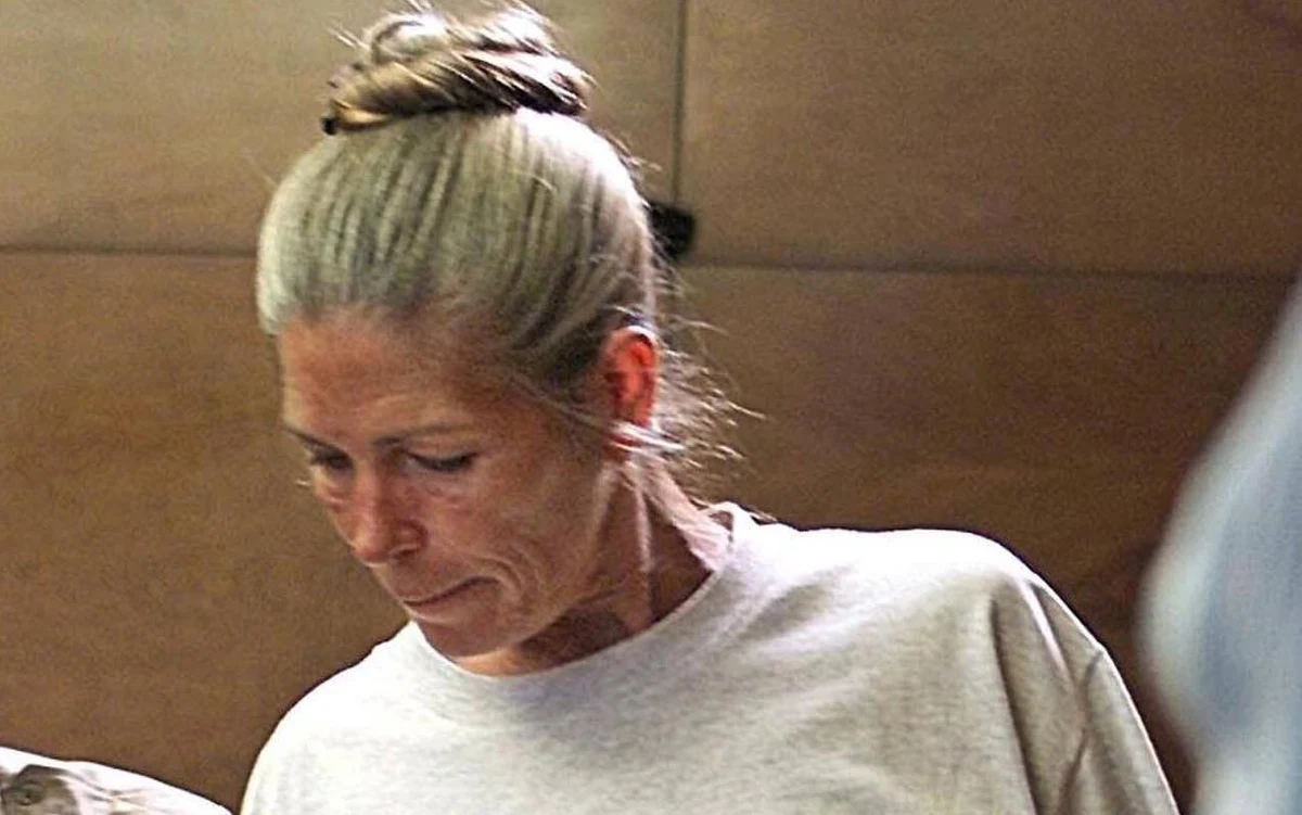 Leslie Van Houten była członkiem "Rodziny Mansona" - gangu, który terroryzował Los Angeles w 1969 roku. Została skazana za zabójstwo sklepikarza i jego żony. Grupa Charlesa Mansona zamordowała też żonę Romana Polańskiego. Protesty siostry Sharon Tate i gubernatora Kalifornii nie zdały się na nic. Kobieta po 53 latach wyszła na wolność.