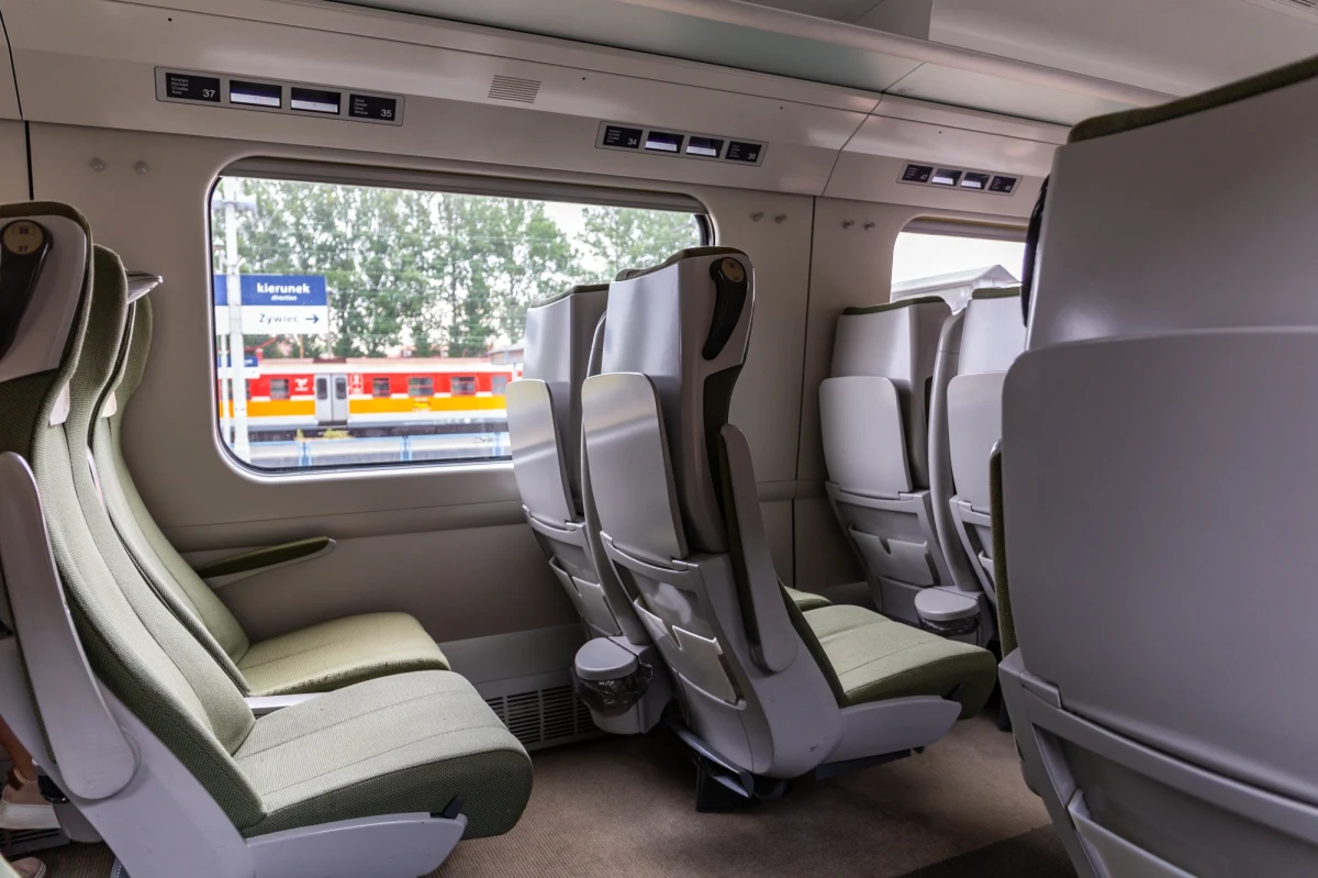 Policjanci pomogli 11-letniej uczestniczce wycieczki z Białorusi, która podróżowała sama pociągiem do Iławy - podała warmińsko-mazurska policja. Dziewczynka przez przypadek odłączyła się od opiekunów i reszty grupy, która wysiadła na dworcu w Warszawie.