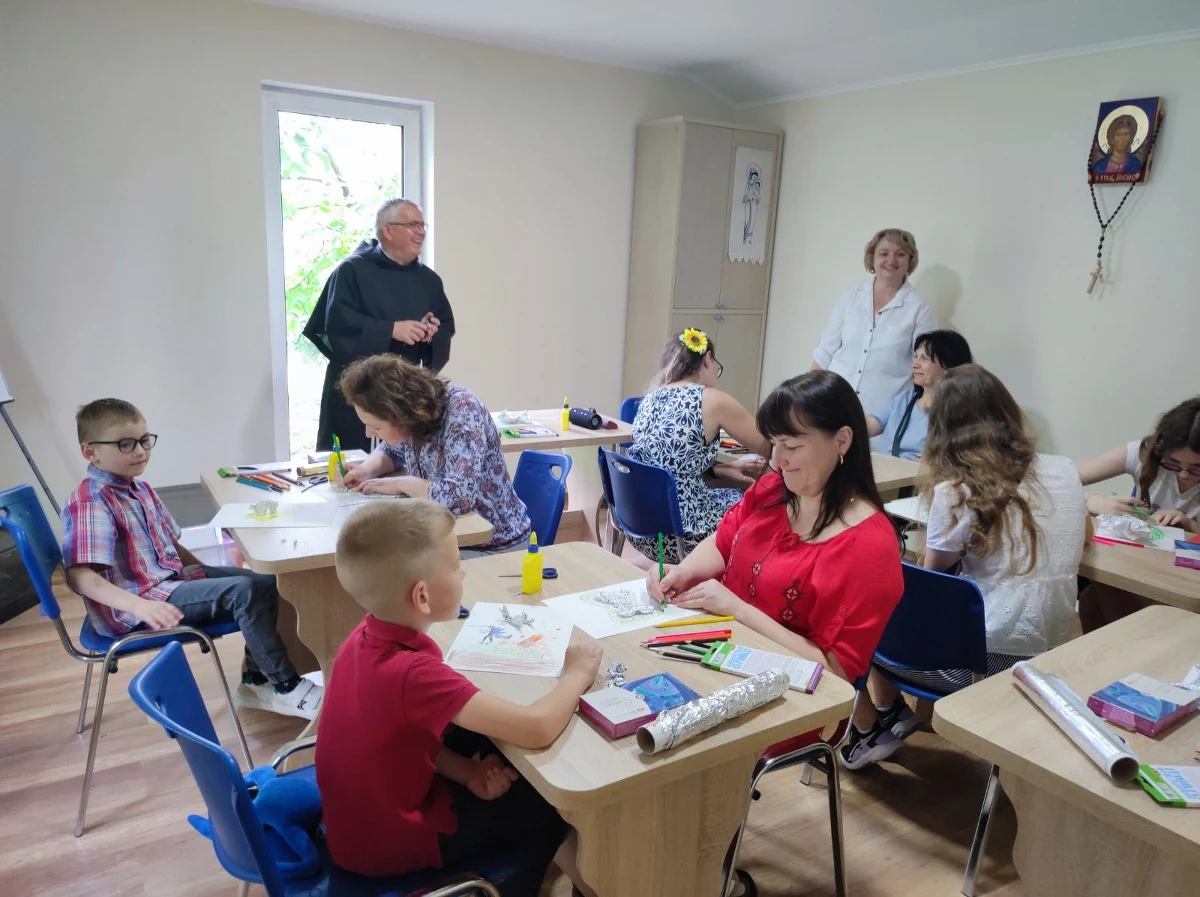 „Trwająca wciąż wojna w Ukrainie przynosi wiele cierpień. Przy klasztorze w Boryspolu rozpoczęliśmy prowadzenie zająć z arteterapii (terapii przez sztukę)” – mówi o. Andrzej Wanat, franciszkanin, gwardian i proboszcz. 