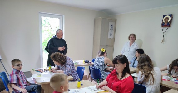 „Trwająca wciąż wojna w Ukrainie przynosi wiele cierpień. Przy klasztorze w Boryspolu rozpoczęliśmy prowadzenie zająć z arteterapii (terapii przez sztukę)” – mówi o. Andrzej Wanat, franciszkanin, gwardian i proboszcz. 