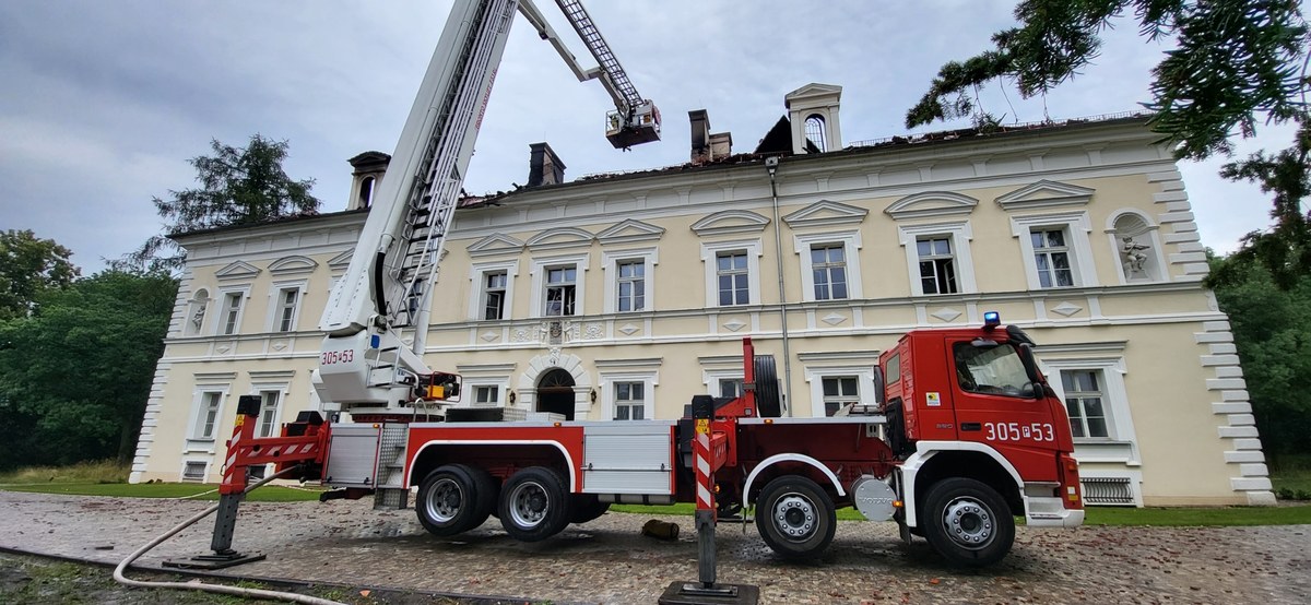 ​Trwa usuwanie skutków i szacowanie strat po pożarze pałacu w podpoznańskim Konarzewie. Ogień strawił około 500 metrów kw. dachu, zawalił się także strop zabytkowego budynku.
