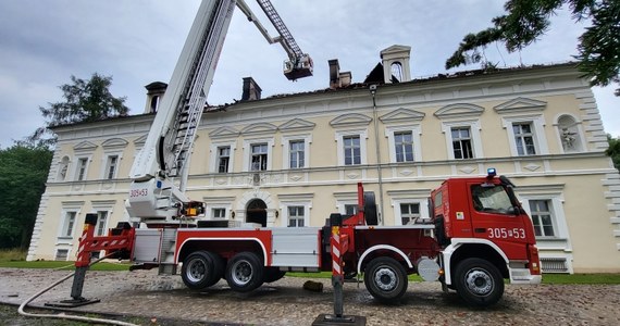​Trwa usuwanie skutków i szacowanie strat po pożarze pałacu w podpoznańskim Konarzewie. Ogień strawił około 500 metrów kw. dachu, zawalił się także strop zabytkowego budynku.