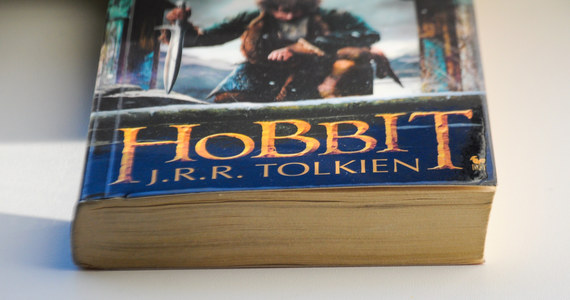 Egzemplarz pierwszej edycji "Hobbita", napisany przez brytyjskiego pisarza Johna Ronalda Tolkiena został sprzedany na aukcji za 10 tys. funtów. Okoliczności transakcji były niezwykłe. Pieniądze ze sprzedaży pomogą w walce z rakiem.