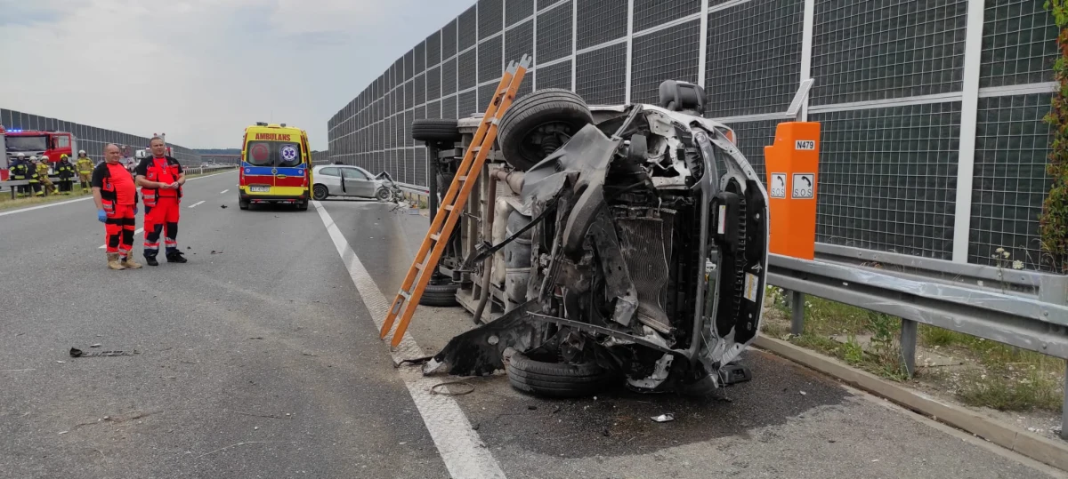 Utrudnienia na małopolskim odcinku autostrady A4 w kierunku Krakowa. Pomiędzy węzłami Tarnów Mościce i Brzesko doszło do zderzeniu dwóch samochodów. Jeden z nich - bus dachował. Poszkodowana została jedna osoba.

