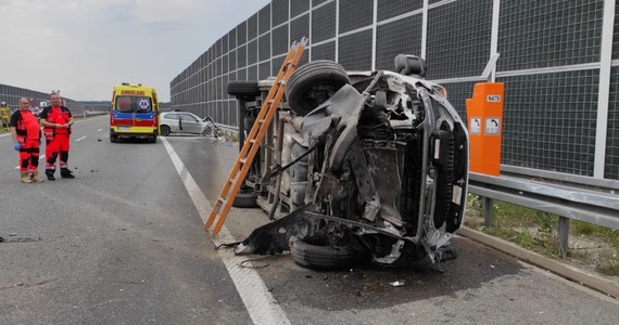 Utrudnienia na małopolskim odcinku autostrady A4 w kierunku Krakowa. Pomiędzy węzłami Tarnów Mościce i Brzesko doszło do zderzeniu dwóch samochodów. Jeden z nich - bus dachował. Poszkodowana została jedna osoba.

