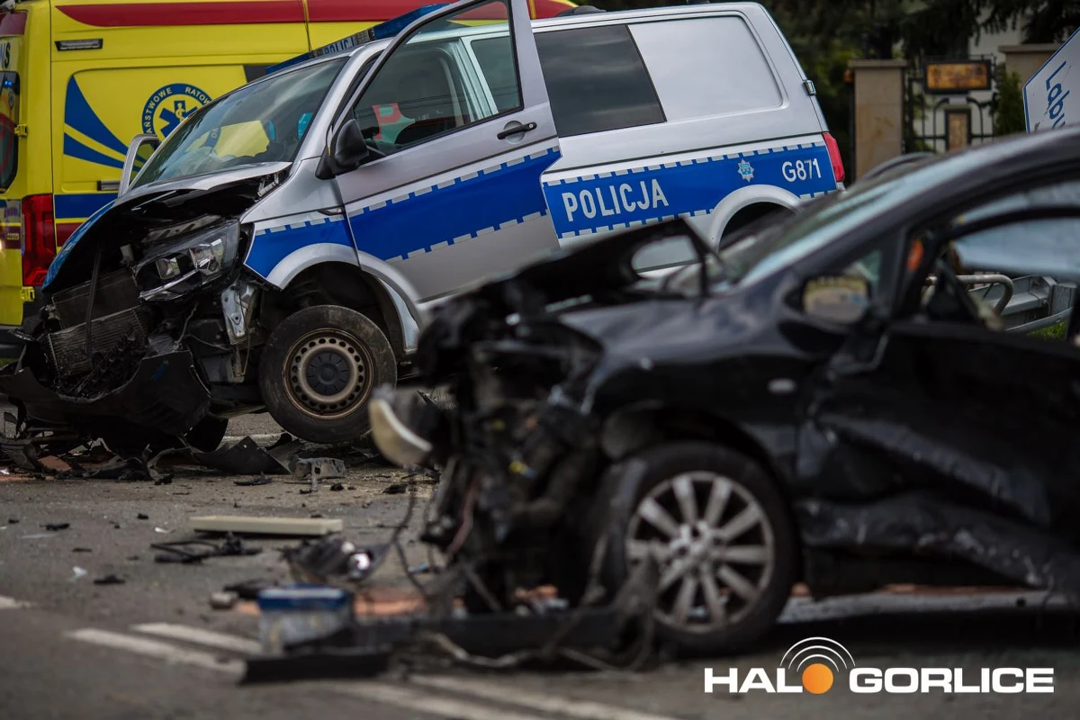 W miejscowości Szymbark w województwie małopolskim ok. 10:25 doszło do zderzenia radiowozu z samochodem osobowym. Dwóch policjantów i kobieta kierująca toyotą trafiła do szpitala.