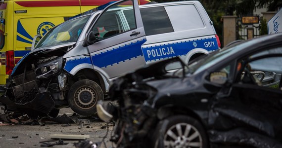 W miejscowości Szymbark w województwie małopolskim ok. 10:25 doszło do zderzenia radiowozu z samochodem osobowym. Dwóch policjantów i kobieta kierująca toyotą trafiła do szpitala.
