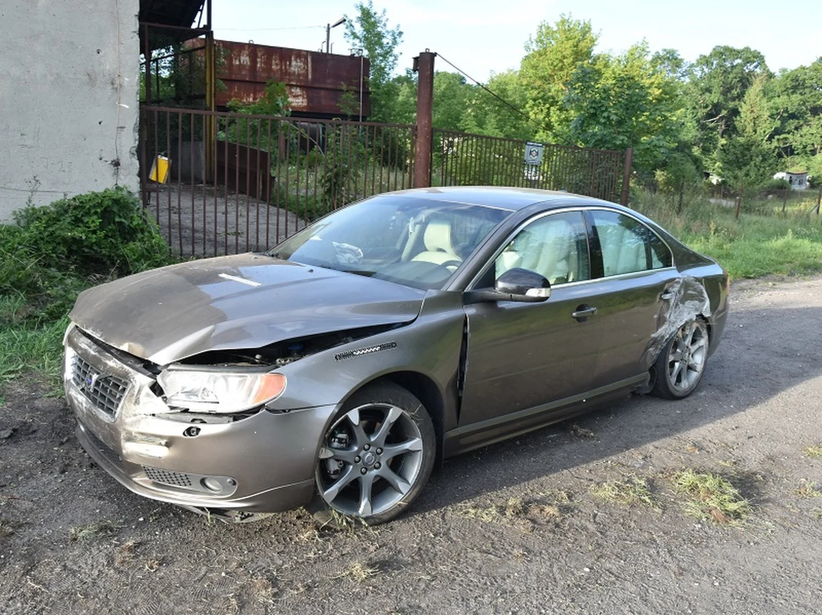 We wtorek w miejscowości Kamień (woj. pomorskie) 26-latek stracił panowanie nad samochodem i uderzył w budynek gorzelni. Późniejsze badanie wykazało, że mężczyzna miał 2,3 promila alkoholu w organizmie. 