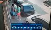 Znalazł sposób na zablokowany wyjazd z parkingu. Mistrz!