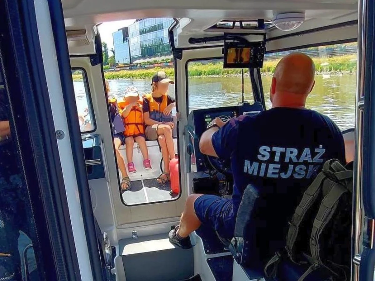 Skończyło się na strachu, ale sytuacja była co najmniej nieprzyjemna. Ojciec z trójką małych dzieci wybrał się na wycieczkę łódką po Wiśle w Warszawie. W pewnej chwili silnik zgasł, a nurt porwał łódź. 