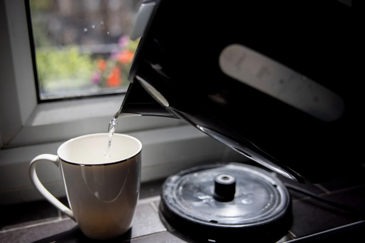 Czajniki elektryczne polecił zdać funkcjonariuszom komendant miejski policji z Bydgoszczy - dowiedział się reporter RMF FM Krzysztof Zasada. Pismo w tej sprawie trafiło do wszystkich podległych mu jednostek. Komendant argumentował taką decyzję oszczędnościami energii.