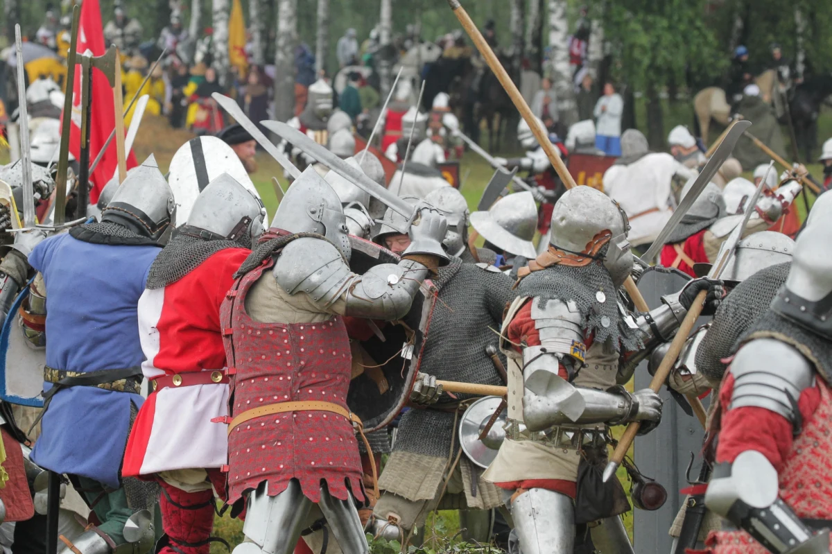 Po raz 25. na polach pod Grunwaldem będzie można zobaczyć inscenizację bitwy z 1410 roku. To historyczne wydarzenie, które przyciąga 1,5 tys. rekonstruktorów z różnych zakątków świata, odbędzie się 15 lipca, ale tydzień średniowiecza na Warmii i Mazurach rozpoczął się już w środę.