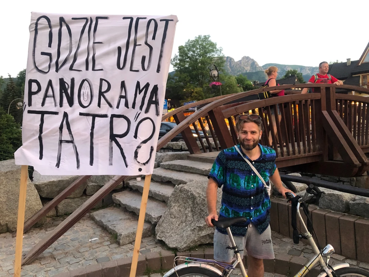 Młody artysta z toruńskiej ASP o pseudonimie Arek Pasożyt jeździ po całym Podhalu w poszukiwaniu największego polskiego obrazu lub tego co z niego zostało. "Panorama Tatr" zaginęła ponad 120 lat temu.  