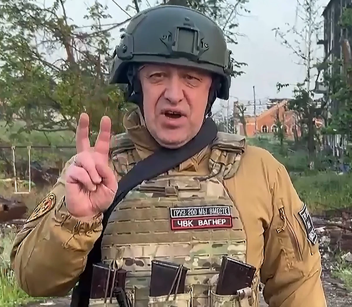 Grupa Wagnera kończy przekazywanie broni regularnym siłom zbrojnym – poinformowało Ministerstwo Obrony Federacji Rosyjskiej. Wagnerowcy oddają wszystko, co mieli na wyposażeniu od armii rosyjskiej, m.in. ciężki sprzęt i tysiące ton amunicji.