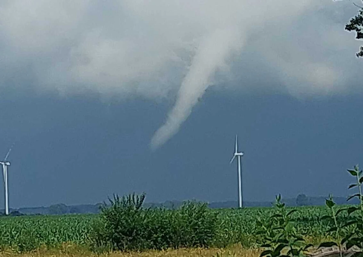 Nad Polską przechodzą dziś silne burze. Niebezpieczne zjawiska atmosferyczne wystąpiły m.in. w Wielkopolsce, gdzie po ulewie wodą zalała część ulic Konina. Nad powiatem chodzieskim zaobserwowano z kolei lej kondensacyjny, czyli zalążek trąby powietrznej.