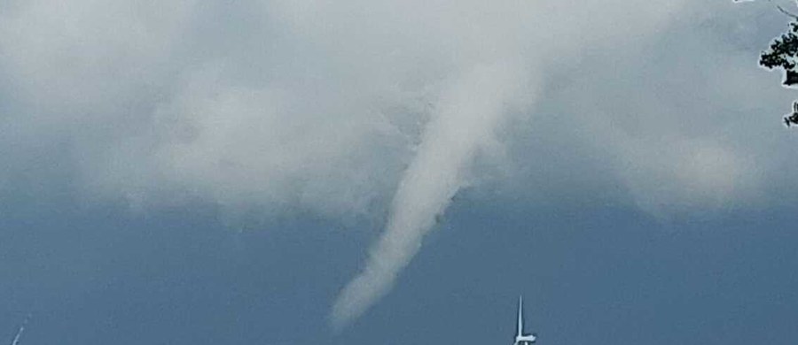 Nad Polską przechodzą dziś silne burze. Niebezpieczne zjawiska atmosferyczne wystąpiły m.in. w Wielkopolsce, gdzie po ulewie wodą zalała część ulic Konina. Nad powiatem chodzieskim zaobserwowano z kolei lej kondensacyjny, czyli zalążek trąby powietrznej.