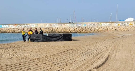 Makabrycznego odkrycia dokonał w poniedziałek sprzątający plażę w hiszpańskiej prowincji Tarragona. Coś, co na pierwszy rzut oka przypominało lalkę, okazało się zwłokami ok. 2-3 letniego dziecka. Ciało było pozbawione głowy.