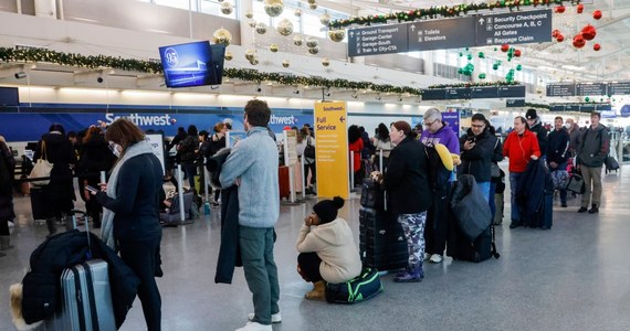 Tornada i gwałtowne burze sparaliżowały ruch na lotniskach w Chicago. W portach lotniczych O'Hare i Midway czasowo wstrzymane zostały starty i lądowania. 