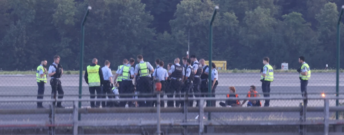 Nie tak turyści, którzy zaplanowali wyloty z Hamburga wyobrażali sobie pierwszy dzień wakacji. Wyloty z lotniska Helmut Schmidt zostały wstrzymane od rana w czwartek. Płytę aeroportu zablokowali aktywiści klimatyczni, którzy postanowili w proteście przykleić się do asfaltu.