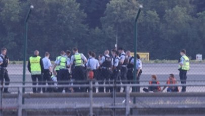 Aktywiści przykleili się do płyty lotniska. Paraliż w Niemczech