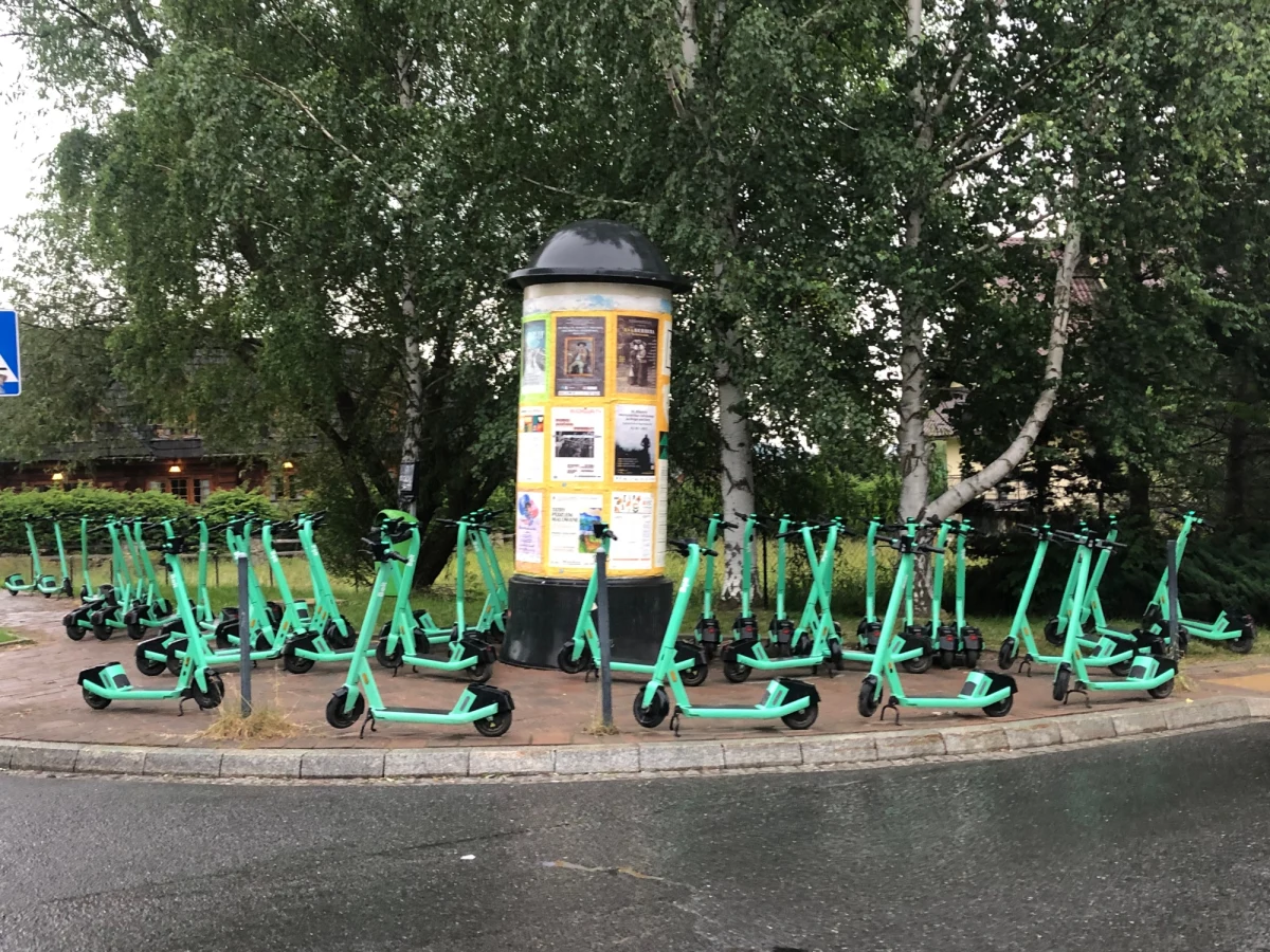 Zakopane postanowiło rozprawić się ze źle parkowanymi hulajnogami elektrycznymi. W ostatnich dnia stały się one prawdziwym przekleństwem miasta, bo na niektórych skrzyżowaniach było ich zaparkowanych nawet ponad 50. 