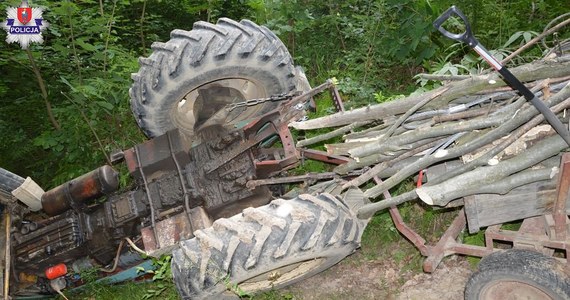 64-latek został przygnieciony przez ciągnik rolniczy i w wyniku odniesionych obrażeń zmarł. Do wypadku doszło lesie w gminie Radecznica na Zamojszczyźnie. 
