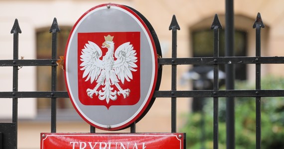 Sejm zgadza się z premierem w sprawie tego, że uchwalane przez posłów przepisy o pełnym składzie Trybunału Konstytucyjnego są niezgodne z Konstytucją - takie stanowisko trafi do Trybunału, który za sześć dni zajmie się wnioskiem premiera, podważającym działające od wielu lat przepisy. 

