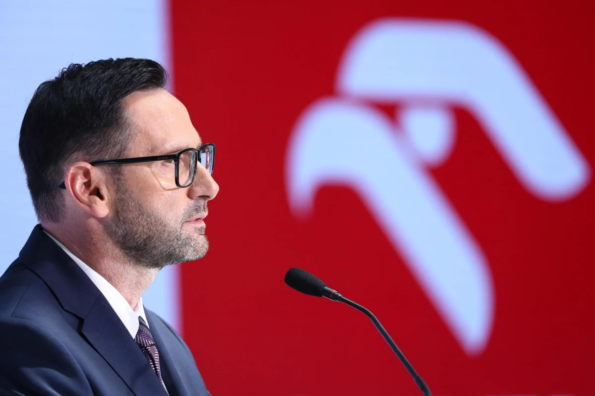 Dwójka posłów KO - Agnieszka Pomaska i Cezary Tomczyk - domagało się wszczęcia postępowania w sprawie wysokości wynagrodzeń członków zarządu Orlenu. Śledztwa nie będzie. Prokuratura Okręgowa w Warszawie odmówiła wszczęcia postępowania.