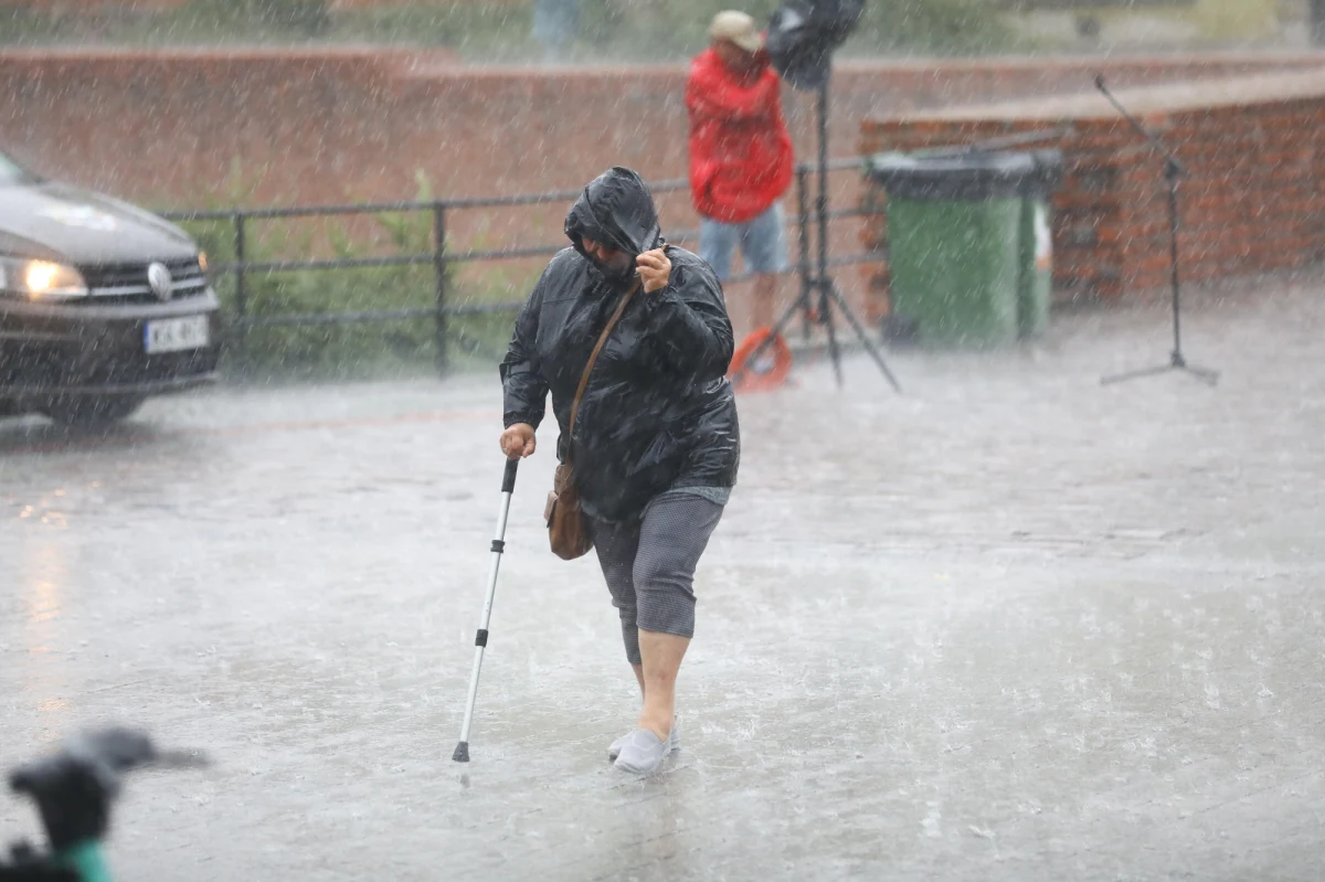 Zapowiada się burzowe i deszczowe popołudnie. Alerty do mieszkańców kilku województw rozesłało Rządowe Centrum Bezpieczeństwa. 