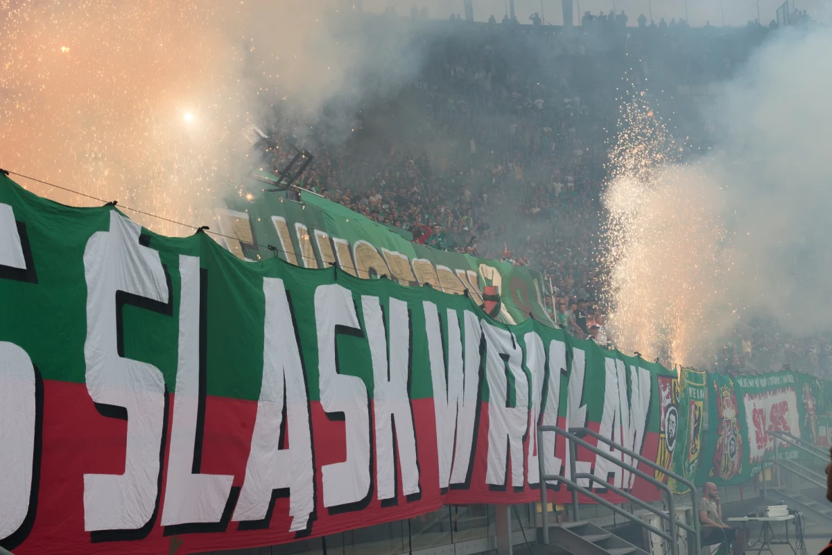 Rada Miejska Wrocławia zdecydowała o udzieleniu 20 mln zł pożyczki klubowi piłkarskiemu Śląsk Wrocław. Miasto chce sprzedać klub, a jego kupnem zainteresowana jest jedna firma.