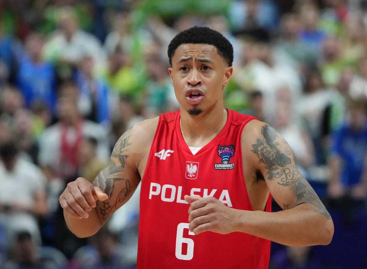 Trener koszykarskiej reprezentacji Polski, Igor Milicić, wybrał skład kadry, która będzie przygotowywała się do turnieju prekwalifikacyjnego do igrzysk olimpijskich w Gliwicach. Wśród powołanych graczy nie ma Jeremiego Sochana. "Rozmawialiśmy wielokrotnie z Jeremim i wiemy, że bardzo zależy mu na grze w reprezentacji Polski. W tym roku, zgodnie z ustaleniami ze Spurs, skupia się jednak na indywidualnych treningach i jak najlepszym przygotowaniu do swojego drugiego sezonu w NBA" - mówi Łukasz Koszarek, dyrektor sportowy reprezentacji Polski.