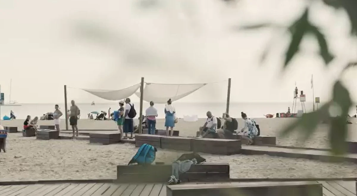 Dojście do plaży, wejście na nią, parking oraz wózki do kąpieli wodnych - to elementy docenione przez specjalistów, którzy po raz drugi przyznali plaży w Sopocie certyfikat dostępności dla wszystkich. Taki sam certyfikat otrzymała plaża w Kołobrzegu.

