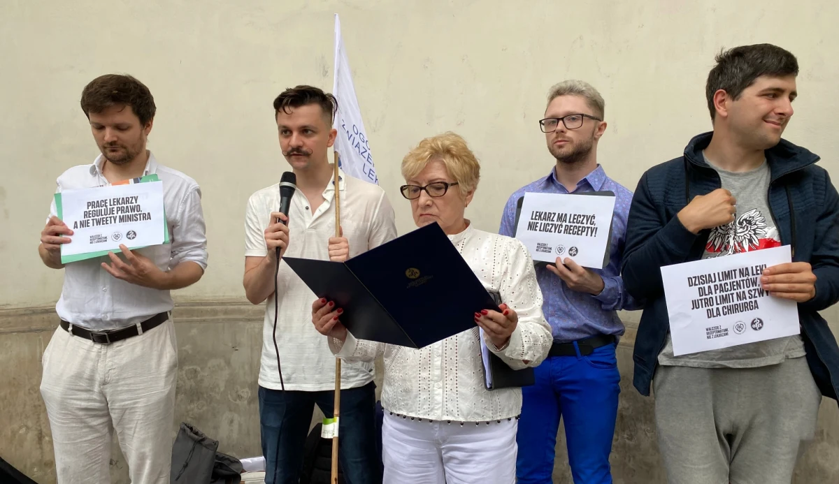 "Lekarz ma leczyć, a nie liczyć recepty", "Dzisiaj recepty, a jutro szwy dla chirurga", "Pracę lekarzy reguluje prawo, a nie tweety ministra" - pod takimi hasłami przed Ministerstwem Zdrowia protestowali medycy z Ogólnopolskiego Związku Zawodowego Lekarzy. Domagali się zniesienia limitu na wystawianie e-recept. Na początku lipca ograniczenia wprowadził minister Adam Niedzielski.